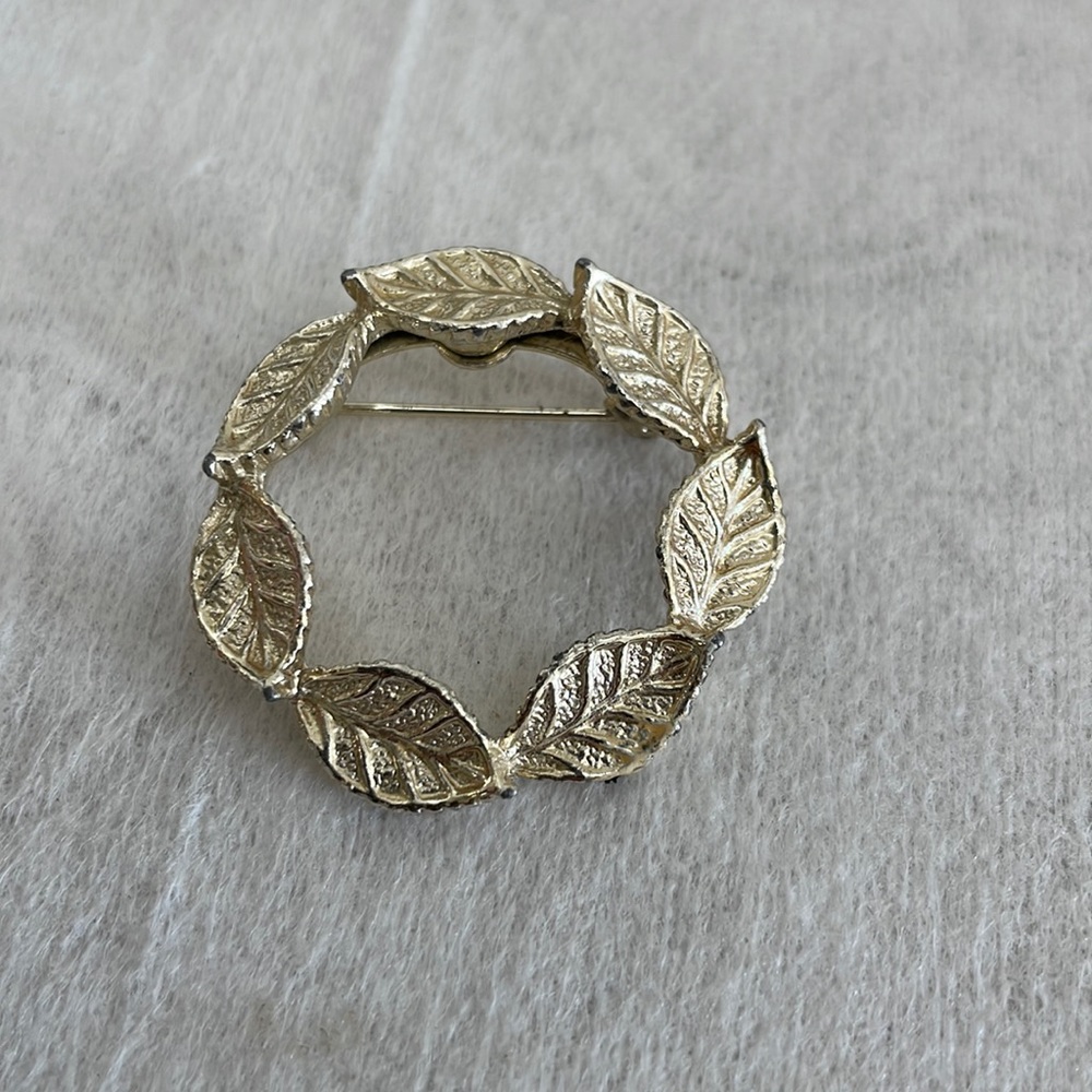 GERRY’S Gold tone Leaf Circle Pin, Brooch, Vintage with C clasp Euc